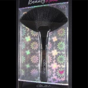 CÉLAVI LARGE FAN-SHAPED MAKE UP BRUSH